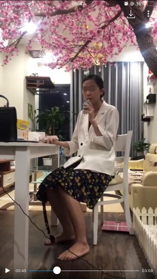 Khi chị vợ tới nhà của chồng mua cho "tuesday" để nói chuyện thì hot girl tỏ thái độ dửng dưng, ngồi hút sữa với vẻ mặt không mấy quan tâm. Cô cũng phớt lờ lời khuyên nhủ của bố mẹ để cặp bồ.