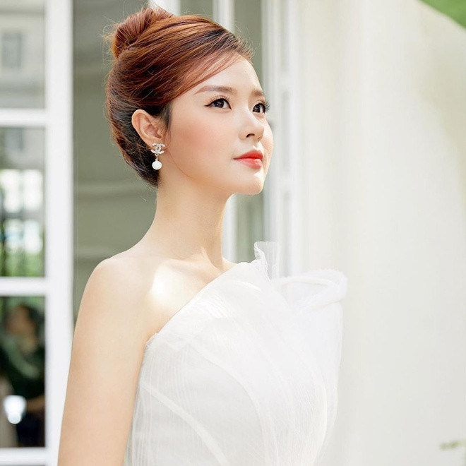 Năm 2013, hot girl Midu lần đầu công khai mối quan hệ tình cảm với thiếu gia Phan Thành. Một năm sau, hai người bí mật đính hôn. Nhưng đến 2015, chuyện tình giữa người đẹp và đại gia đổ vỡ khi Phan Thành ngoại tình. Midu mạnh mẽ quay trở lại hoạt động nghệ thuật, đồng thời trở thành giảng viên của ĐH Hutech, lấn sân kinh doanh.