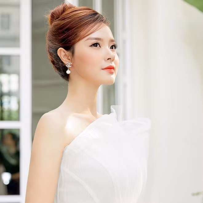 Năm 2013, hot girl Midu lần đầu công khai mối quan hệ tình cảm với thiếu gia Phan Thành. Một năm sau, hai người bí mật đính hôn. Nhưng đến 2015, chuyện tình giữa người đẹp và đại gia đổ vỡ khi Phan Thành ngoại tình. Midu mạnh mẽ quay trở lại hoạt động nghệ thuật, đồng thời trở thành giảng viên của ĐH Hutech, lấn sân kinh doanh.