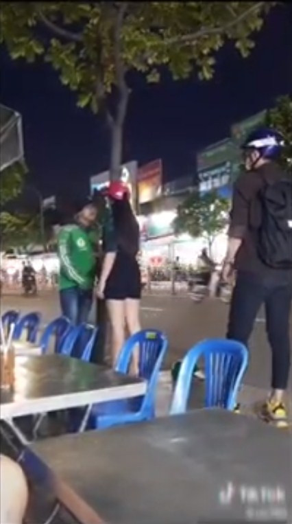 Sau khi biết được điều đó, anh tài xế này đã gặp bạn gái và nói chuyện cho ra nhẽ và cả hai xảy ra xích mích, tranh cãi ngay trên đường.