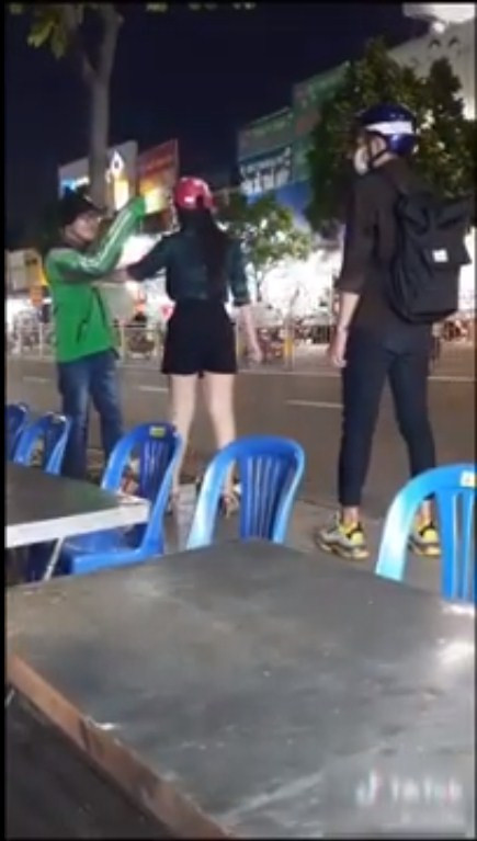 Trong lúc tức giận, tài xế xe ôm công nghệ luôn nghĩ do thanh niên kia chủ động rủ rê bạn gái mình.