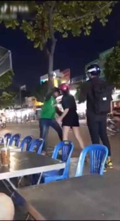 Theo như nội dung trong đoạn clip ghi lại thì anh xe ôm công nghệ khi đang làm việc đã phát hiện bạn gái mình ngồi sau ôm eo nam thanh niên đi Vario chạy khắp phố.