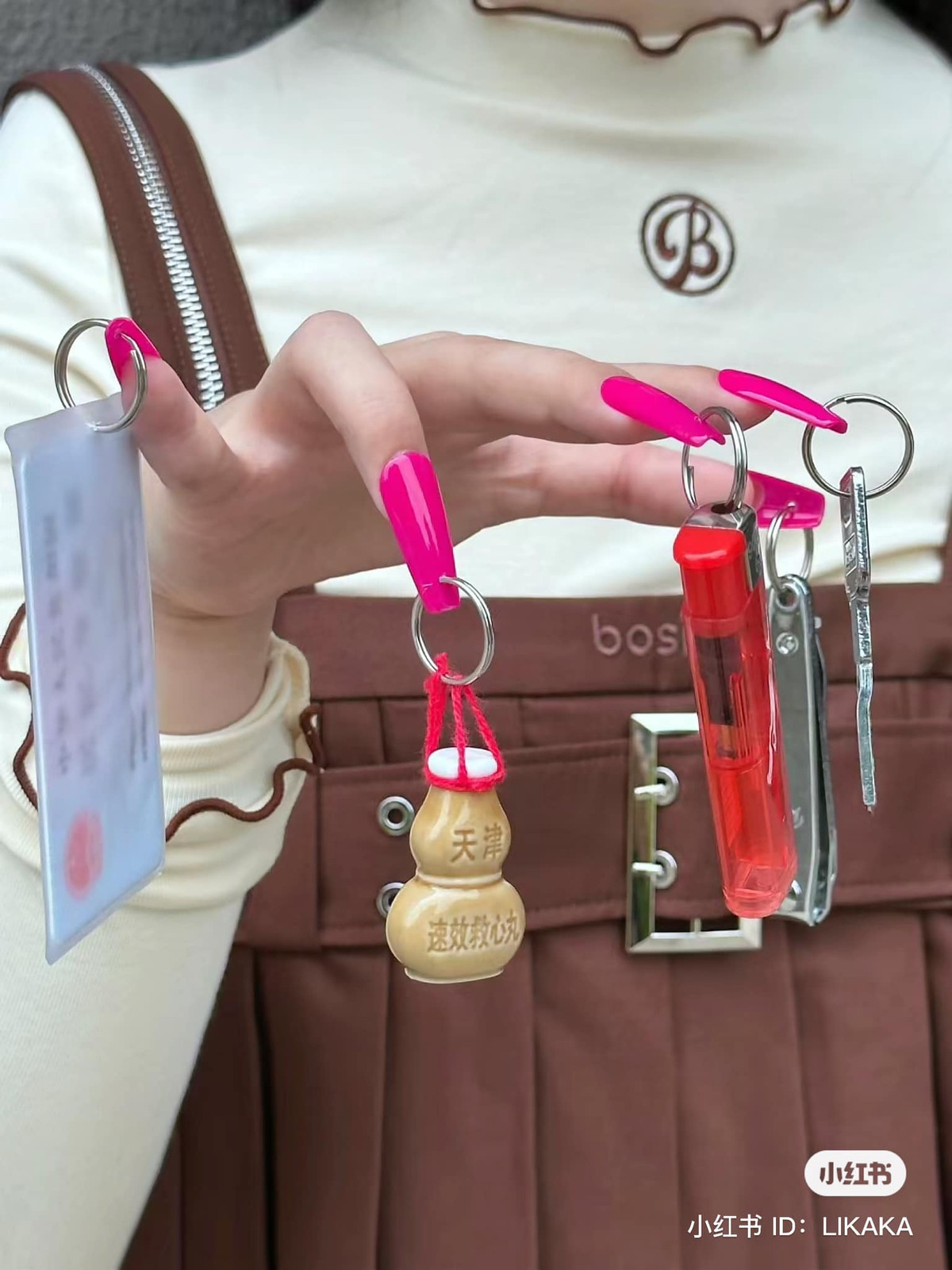 Mỗi chiếc móng được treo 1 vật dụng bất ly thân dành cho cô nàng hay quên như căn cước công dân, bật lửa, chìa khóa...