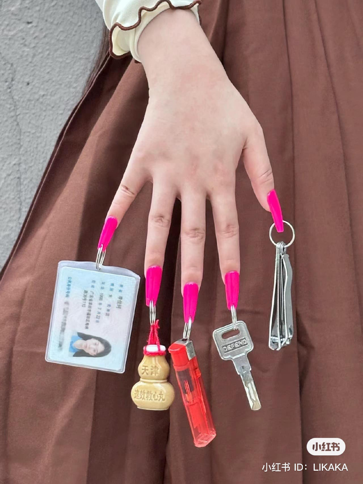 Sau khi hình ảnh mẫu nail độc lạ này được đăng tải, nhiều người đã bình luận "ôi đúng là mẫu nail chân ái cho mình đây rồi", "hơi nặng chút nhưng lại vô cùng hữu ích"...