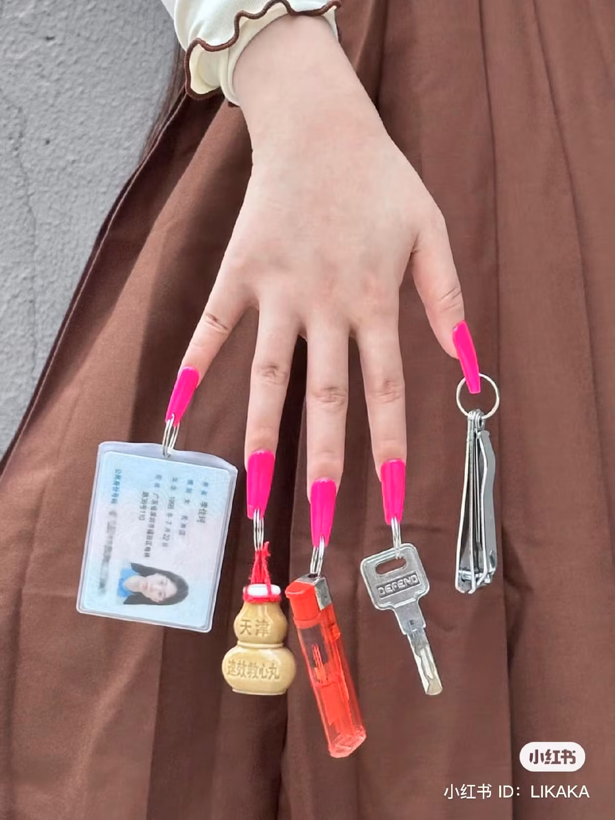 Sau khi hình ảnh mẫu nail độc lạ này được đăng tải, nhiều người đã bình luận "ôi đúng là mẫu nail chân ái cho mình đây rồi", "hơi nặng chút nhưng lại vô cùng hữu ích"...