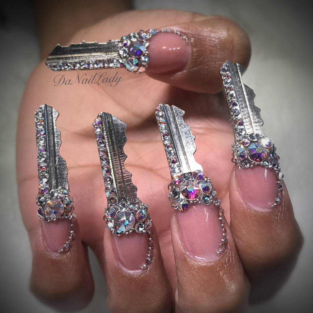 Nghề nail dạo gần đây đang phát triển với những kỹ thuật độc đáo và các hình mẫu mới lạ. Điển hình là mẫu ngón tay chìa khóa này.