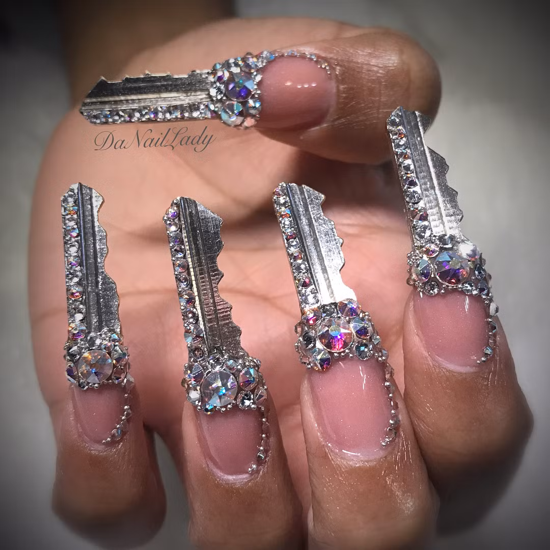 Nghề nail dạo gần đây đang phát triển với những kỹ thuật độc đáo và các hình mẫu mới lạ. Điển hình là mẫu ngón tay chìa khóa này.
