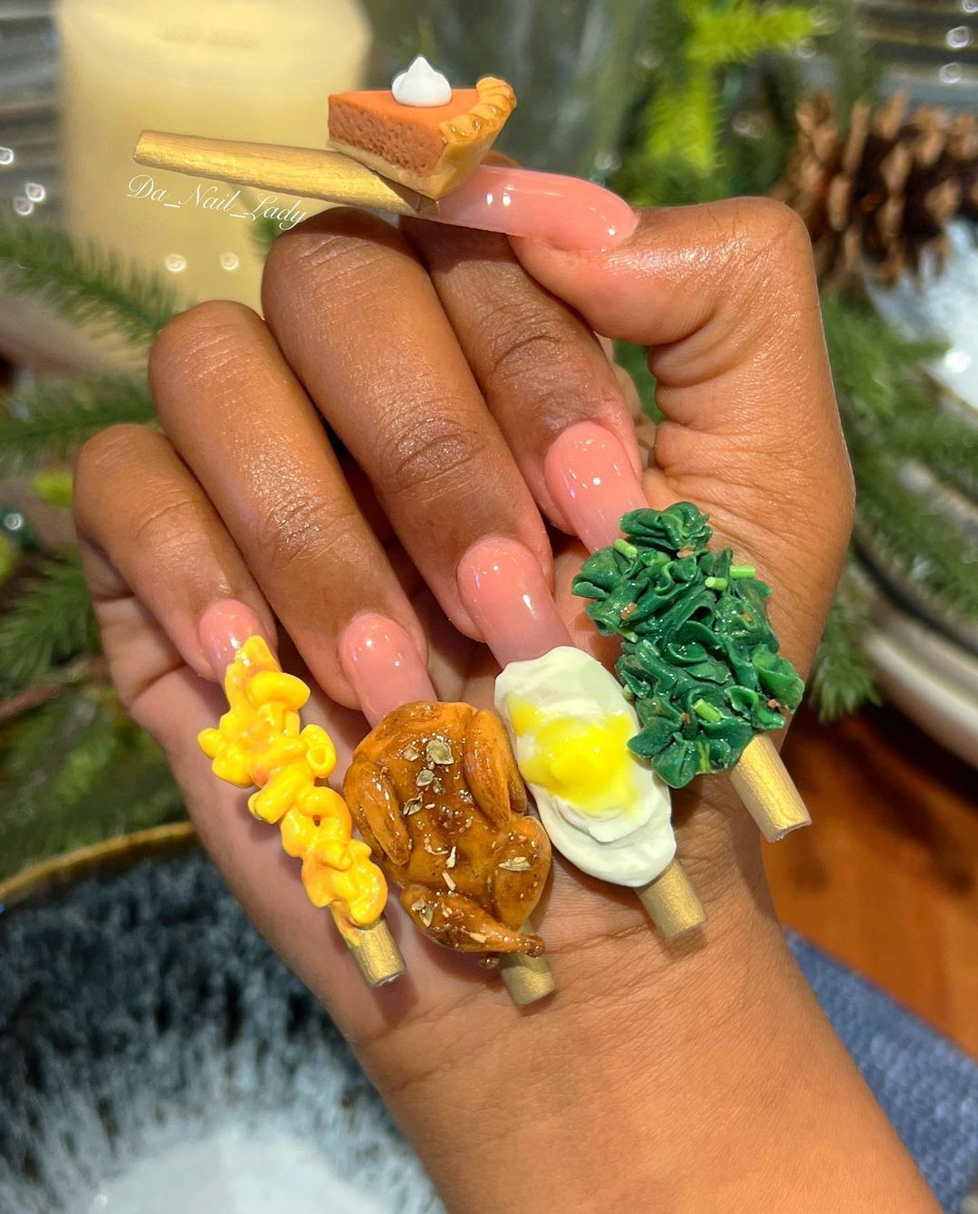 Nguyên cả mâm cơm gồm gà, trứng, rau, nui trên một bàn tay