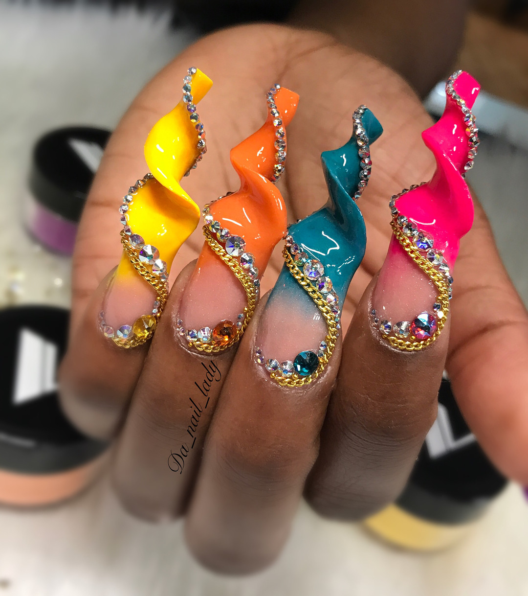 Thiết kế nail như đầu mũi khoan xoắn nhiều màu sắc