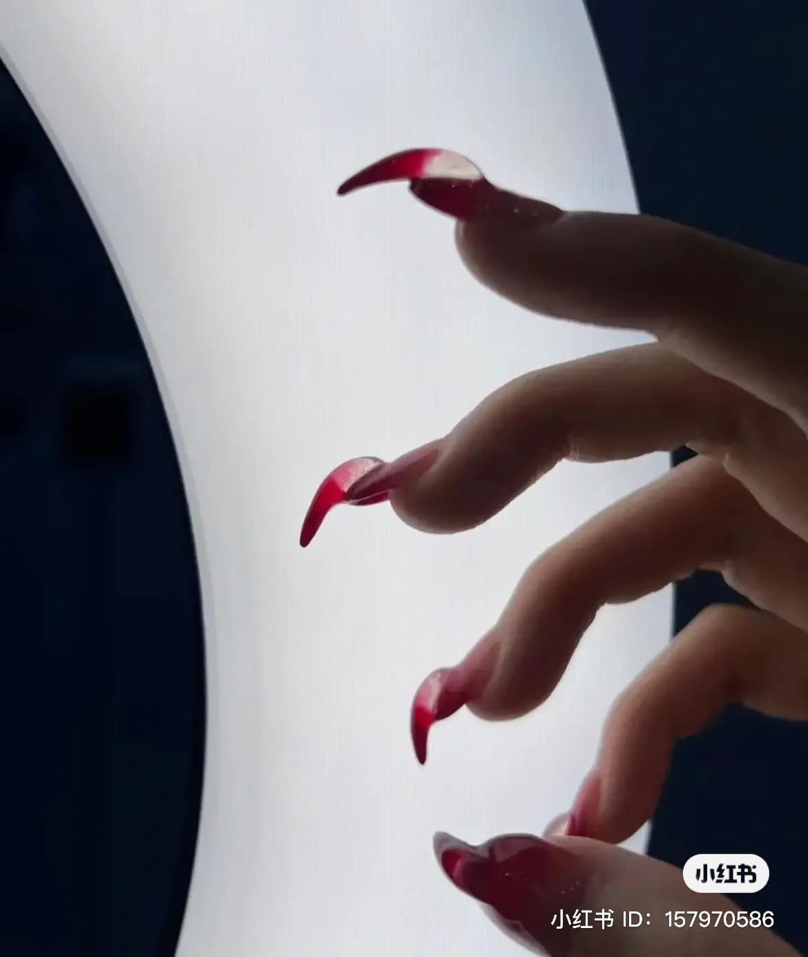 Tiếp tục là mẫu móng tựa như móng mèo