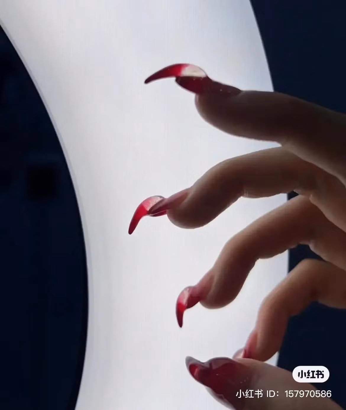 Tiếp tục là mẫu móng tựa như móng mèo