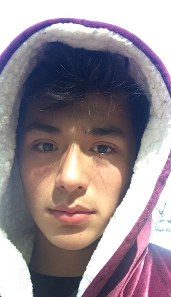 Bất ngờ nổi tiếng trên mạng xã hội, Bình thấy rất thích thú và gửi lời cảm ơn tới mọi người đồng thời hứa hẹn sắp tới sẽ cố gắng chia sẻ nhiều điều thú vị hơn. Hot boy 10X vui vẻ chia sẻ thêm, từ khi nổi tiếng, bạn gái anh chàng bắt đầu giận dỗi vì sợ "bị cướp".