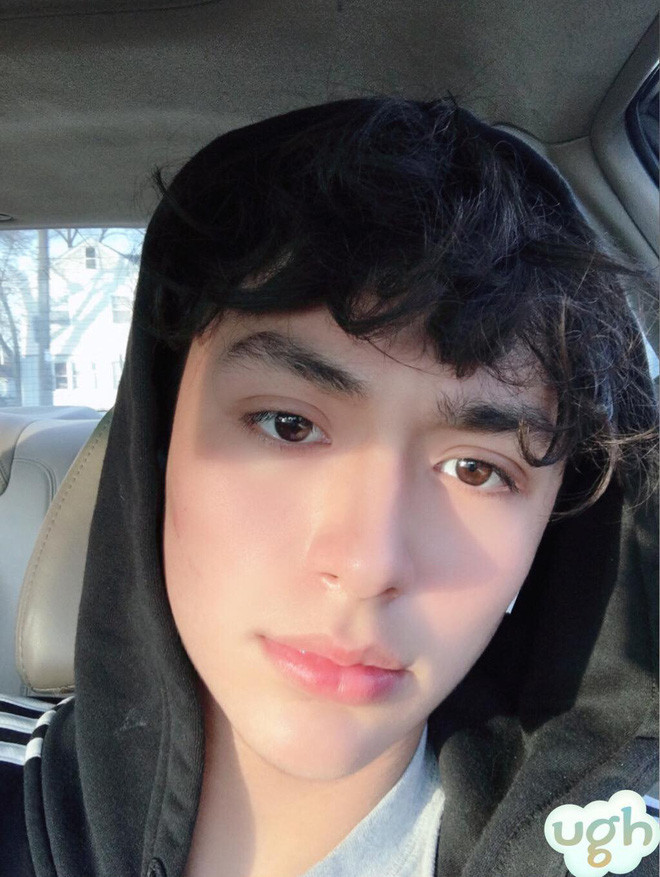 Mang hai dòng máu Úc - Việt nên Bình sở hữu nét đẹp lai cực đẹp với sống mũi cao và thẳng, đôi mắt to, hàng lông mày rậm. "Ở Việt Nam thì mọi người hay gọi bằng Bình, còn ở Úc hay nước ngoài thì mọi người gọi bằng John cho dễ. Năm nay mình 16 tuổi, từ năm 13 tuổi đã sang mỹ để học boarding school tại một trường tư tên là Wayland Academy" - hot boy chia sẻ.