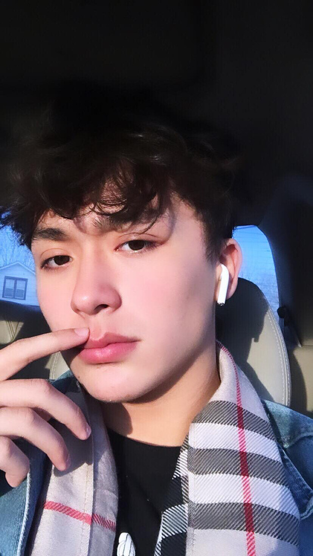 "Nam thần lai" cực kỳ yêu thích thể thao, đặc biệt là chơi khá tốt bộ môn bóng đá. Thế nhưng nhận thấy bản thân sở hữu chiều cao nổi trội nên quyết định tập thử bóng rổ và đã được gọi vào đội của trường.