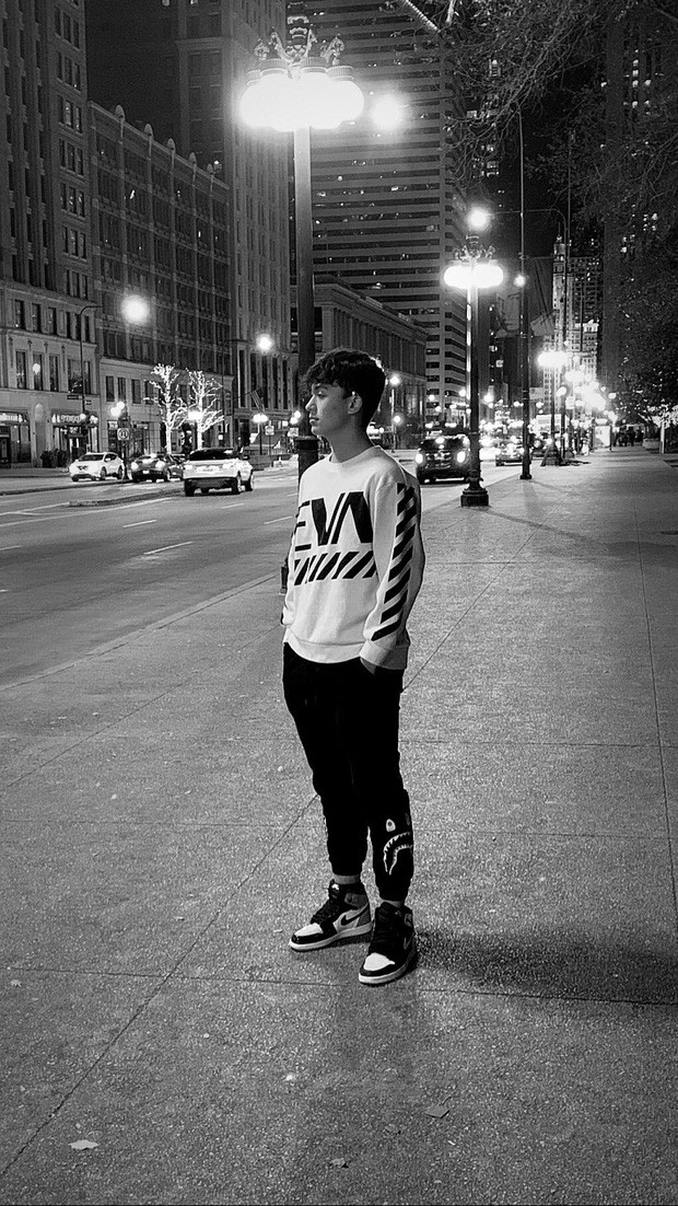 Thời gian gần đây, nhiều fanpage lớn trên mạng xã hội thi nhau chia sẻ hình ảnh của một hot boy lai cực điển trai khiến chị em mê mệt. Không khó để tìm ra danh tính của chàng trai này, đó là Binh John Saunders, sinh năm 2003, hiện đang sinh sống và học tập tại Mỹ.