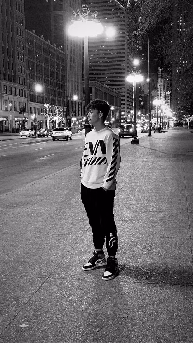 Thời gian gần đây, nhiều fanpage lớn trên mạng xã hội thi nhau chia sẻ hình ảnh của một hot boy lai cực điển trai khiến chị em mê mệt. Không khó để tìm ra danh tính của chàng trai này, đó là Binh John Saunders, sinh năm 2003, hiện đang sinh sống và học tập tại Mỹ.