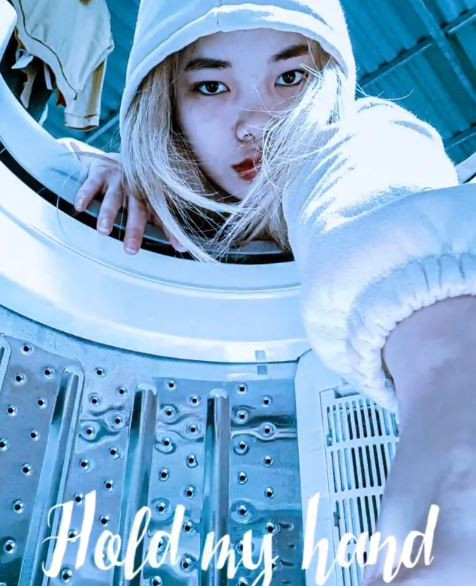 Trào lưu máy giặt này chỉ dành cho những bạn có chiếc máy lồng ngang, đối với máy giặt lồng đứng thì việc chụp ảnh sẽ hơi vất vả hơn bởi bạn sẽ phải đu vào máy giặt, một công đoạn khá gian nan.