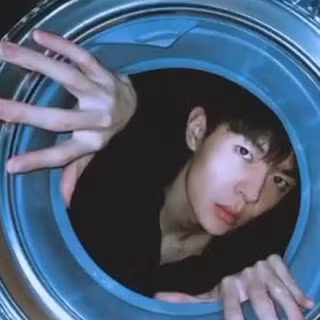 Mặc dù đang cực rầm rộ ở Việt Nam nhưng trend lạ này lại bắt nguồn từ mạng xã hội Trung Quốc. Theo đó, chiếc lồng máy giặt được làm từ kim loại sáng, khi chụp ảnh mà sử dụng thêm flash sẽ tạo thành những tia sáng cực kỳ ảo diệu.