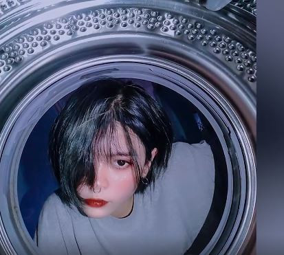 Trong khi team nồi cơm điện phải vác đi xa mới có thể thực hiện được những bức ảnh đồng hành thì team máy giặt chỉ cần ở nhà, trang điểm thật xinh và bắt tay vào thực hiện. Không mệt mỏi, không tốn kém lại còn tránh lây lan dịch corona.