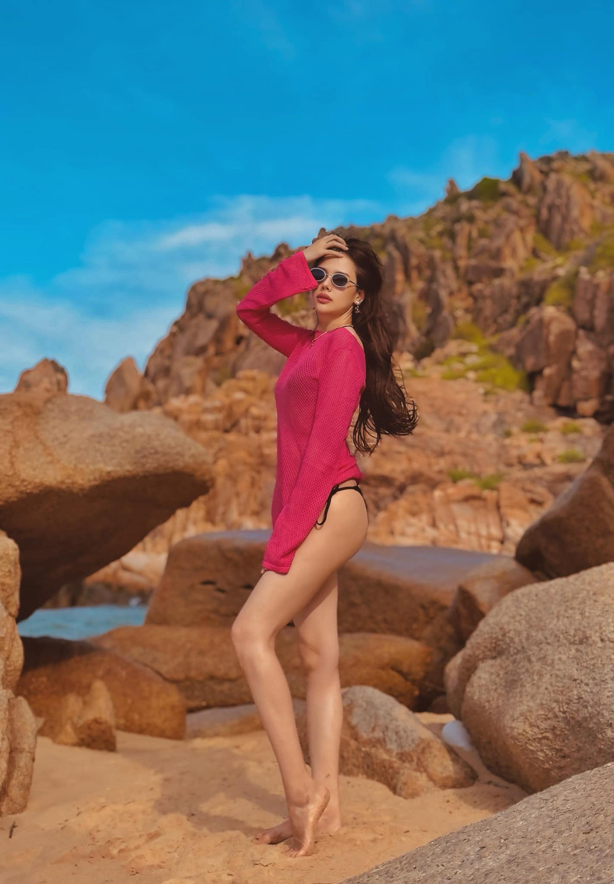 Phanh Lee rất biết cách tạo dáng để khoe được đôi chân dài của mình.