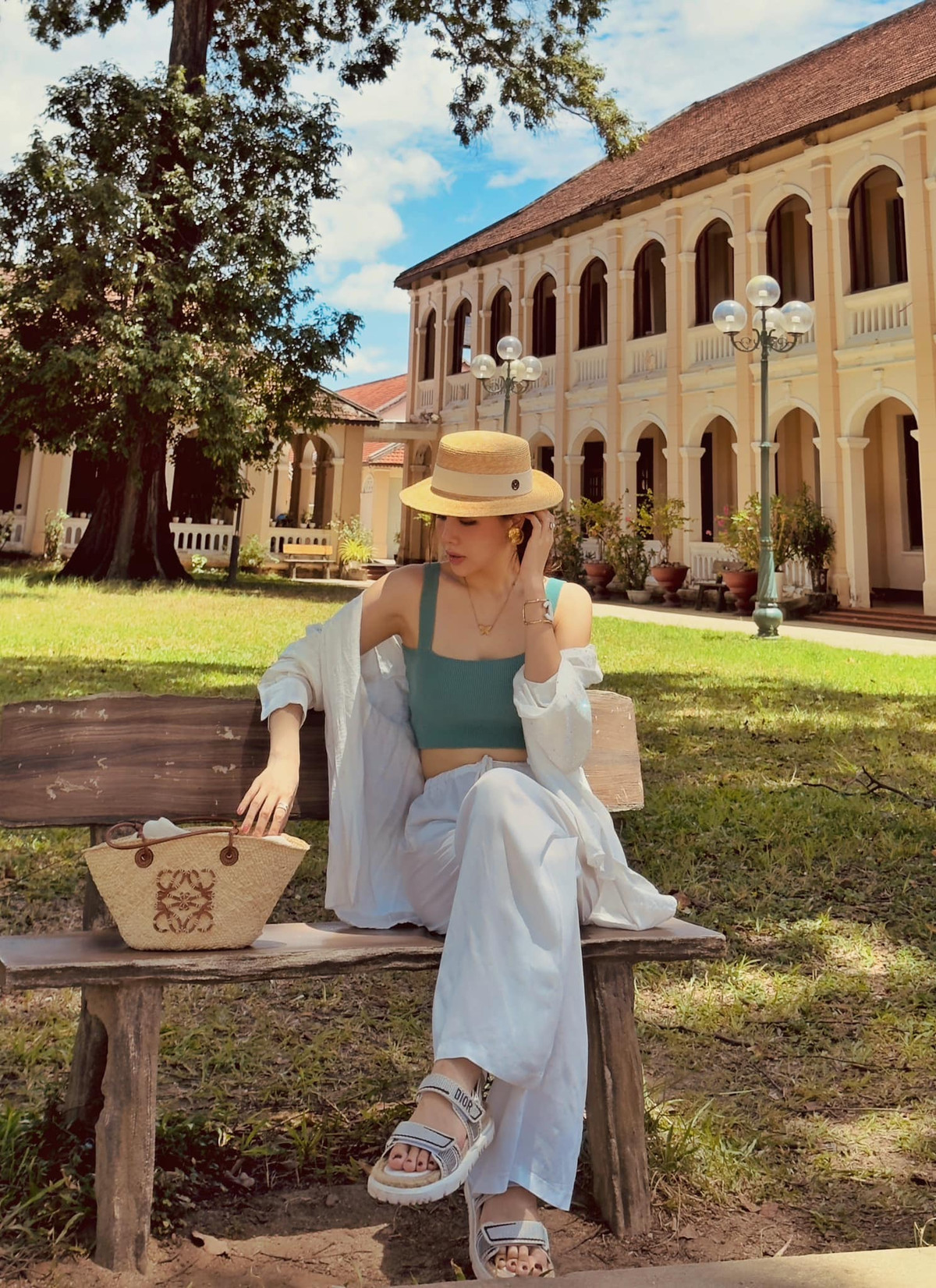 Cô nàng thường chia sẻ cuộc sống viên mãn, đi du lịch nhiều địa điểm nổi tiếng thế giới trên trang cá nhân.