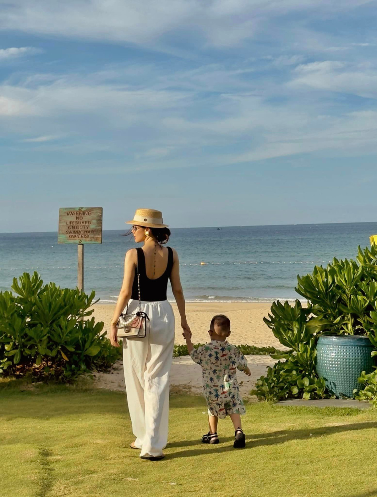 Tháng 6/2020, cô nàng bí mật kết hôn với thiếu gia của tập đoàn nghìn tỷ. Được biết, chồng của nữ diễn viên chính là doanh nhân Nguyễn Thành Nam – CEO của một tập đoàn khách sạn, khu phức hợp nghỉ dưỡng nổi tiếng tại Đà Nẵng.