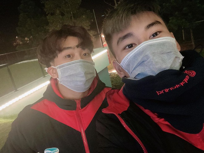 Hội quân cùng CLB Viettel, Nhâm Mạnh Dũng và Trần Danh Trung cẩn thận đeo khẩu trang kín mít bất chấp hoàn cảnh để phòng chống corona. Bên cạnh Công Phương thì đây chính là hai "thánh cẩn thận" trong dàn cầu thủ Việt Nam.