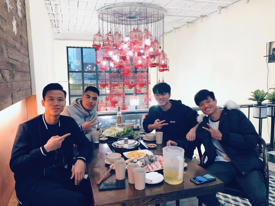 Dan cau thu Viet tu tap an choi nhay mua bat chap dich corona