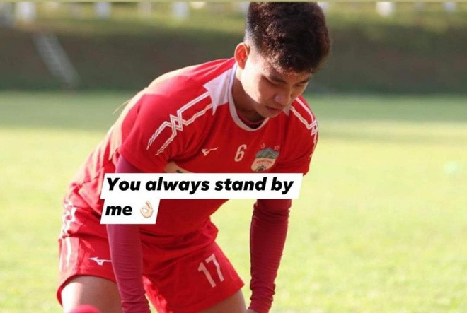 Trong khi đó, Văn Thanh lại ngọt ngào viết: "Bạn luôn bên cạnh tôi" để nguỵ biện cho việc mặc áo tập của Xuân Trường khiến người hâm mộ cười bò. Đầu năm, người hâm mộ đã được dịp "đẩy thuyền" như thế này đây.