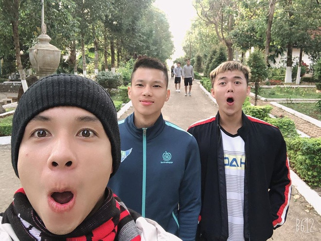 Nguyễn Phong Hồng Duy và các đồng đội ở CLB HAGL nhanh tay selfie ngay sau khi vừa hội quân. Anh chàng viết: "Mùng Tốm, lạnh hú hồn".