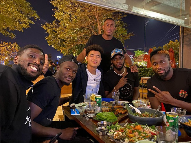 Bất chấp virus corona đang khiến cả thế giới lo sợ, Hà Đức Chinh vẫn thoải mái tụ tập ăn uống với dàn cầu thủ Tây. Tiền đạo CLB SHB Đà Nẵng còn hài hước đính kèm dòng trạng thái: "Chinh Trắng và những người bạn" vô cùng hài hước. Anh chàng cũng là một trong những cầu thủ hội quân sớm nhất tại CLB, từ mùng 4 Tết Âm lịch.