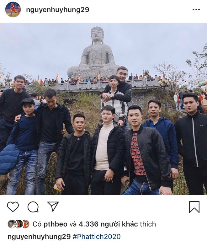 Trước khi hội quân cùng CLB Quảng Nam, Huy Hùng có chuyến du xuân cùng bạn bè tại chùa Phật Tích (Tiên Du, Bắc Ninh).