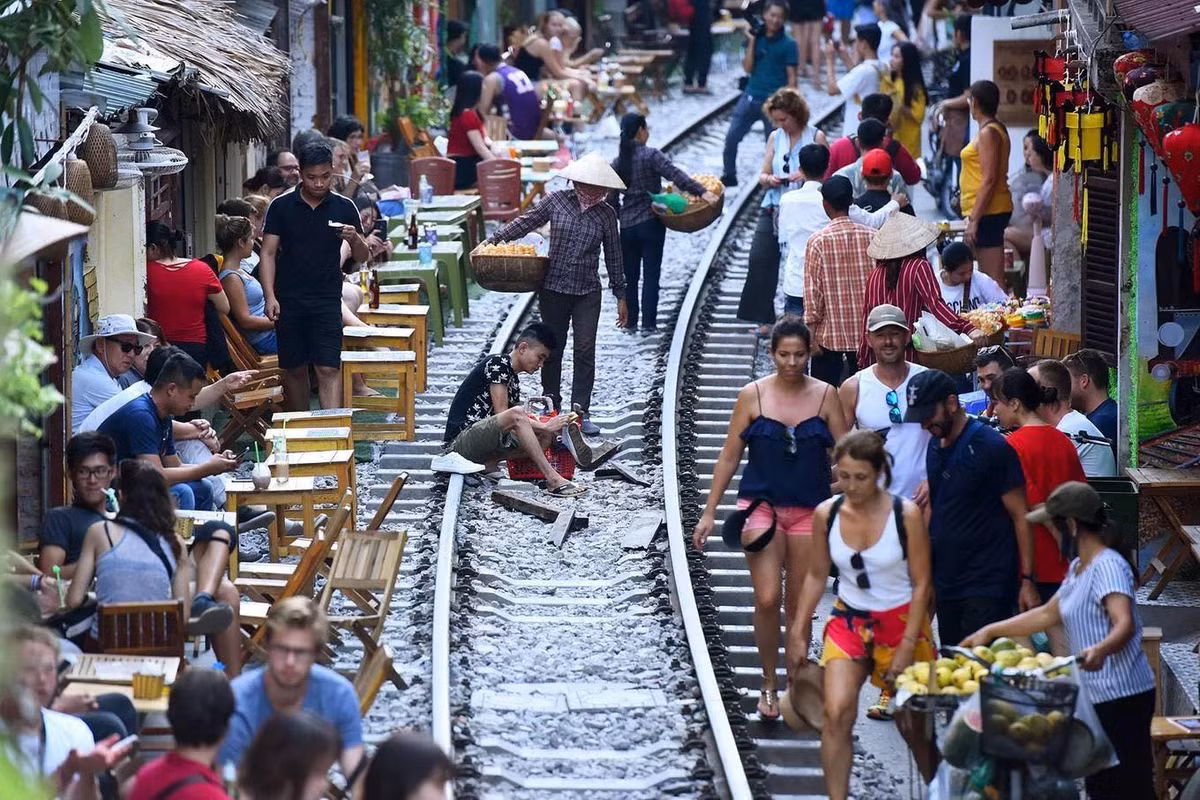 Ca phe duong tau Ha Noi: Chu quan “ca kiem” vai chuc trieu/ thang?-Hinh-3