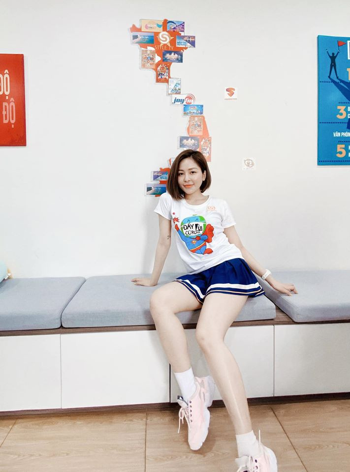 Trâm Anh tên đầy đủ là Đỗ Thị Trâm Anh, sinh năm 1996, quê Thanh Hóa. Cô nàng là hot girl đình đám trên mạng xã hội, được biết đến qua các chương trình như "Nóng cùng World Cup 2018", "Mảnh ghép tình yêu",...