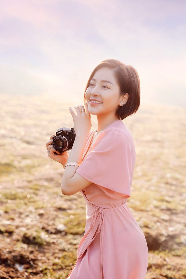 Tuy nhiên bên cạnh có cũng có ý kiến cho rằng Trâm Anh còn quá trẻ để lấy chồng, có lẽ đây chỉ là hình ảnh cô nàng chụp lại khi làm mẫu ảnh cho một studio áo cưới nào đó.