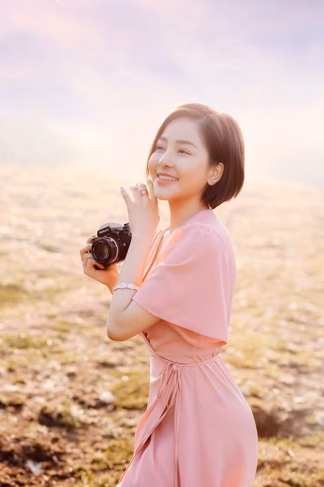 Tuy nhiên bên cạnh có cũng có ý kiến cho rằng Trâm Anh còn quá trẻ để lấy chồng, có lẽ đây chỉ là hình ảnh cô nàng chụp lại khi làm mẫu ảnh cho một studio áo cưới nào đó.