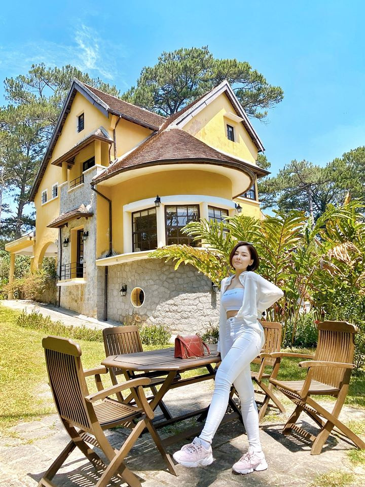 Hiện tại, 9X Thanh Hóa đang làm MC, nhân viên truyền thông cho một thẩm mỹ viện có tiếng.