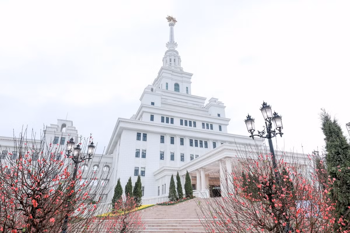 Tổng diện tích của ngôi trường đẹp bậc nhất Việt Nam này là 23 hecta, nằm trong quần thể Đại đô thị Vincity Ocean Park (huyện Gia Lâm, thành phố Hà Nội). Trường gồm có nhiều khu như Tòa nhà chính, Ký túc xá sinh viên, Nhà thể thao, Khán đài thể thao và Khu Kỹ thuật - phụ trợ. Rộng thế này thì sinh viên có đi tham quan mỏi chân cũng chẳng khám phá được hết.