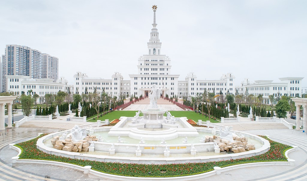 Sáng ngày 15/1, Tập đoàn Vingroup đã chính thức khánh thành trường Đại học VinUni. Đây là ngôi trường Đại học tư thục không vì lợi nhuận nhằm góp phần tạo ra đột phá trong giáo dục chất lượng tại Việt Nam, hướng đến đẳng cấp quốc tế. Ngay lập tức, ngôi trường đẹp như mơ này trở thành tâm điểm chú ý của cộng đồng mạng