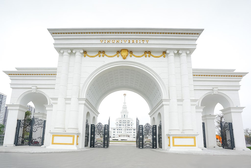 Cũng như các khu dân cư, trung tâm thương mại khác của tập đoàn Vingroup, cổng chính của VinUni có 1 cổng vòm chính lớn và 2 cổng phụ phía hai bên. Nổi bật trên nền sơn trắng là các hoạ tiết vàng đồng, vừa nhìn đã thấy đậm chất hoàng gia.