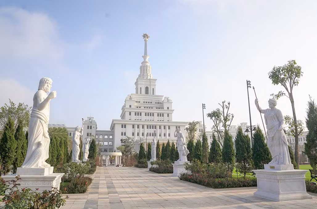 Khuôn viên trường Đại học VinUni được trồng rất nhiều cây xanh, vườn cỏ và những bức tượng được đặt khắp nơi. Đặc biệt toàn bộ công trình trong trường đều được sơn màu trắng đồng nhất khiến sinh viên khỏi lo không có nơi "sống ảo". Chụp ảnh trong trường ai cũng ngỡ đang lang thang trời Tây.