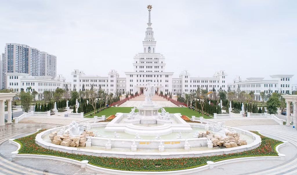 Sáng ngày 15/1, Tập đoàn Vingroup đã chính thức khánh thành trường Đại học VinUni. Đây là ngôi trường Đại học tư thục không vì lợi nhuận nhằm góp phần tạo ra đột phá trong giáo dục chất lượng tại Việt Nam, hướng đến đẳng cấp quốc tế. Ngay lập tức, ngôi trường đẹp như mơ này trở thành tâm điểm chú ý của cộng đồng mạng