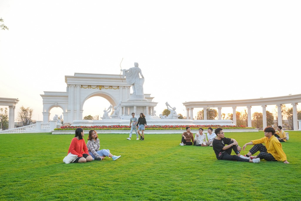 "Ngôi trường hoàng gia" VinUni này được xây dựng theo lối kiến trúc Gothic, đặc trưng bởi các trục thẳng đứng gợi nhắc những cột đá La Mã hướng thẳng lên trời. Ngôi trường khiến nhiều người liên tưởng tới những bộ phim Hy Lạp cổ.