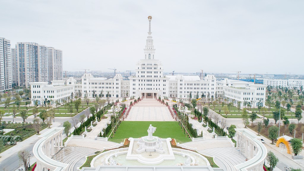 Với số tiền đầu tư siêu khủng lên tới 6.500 tỷ đồng trong đó có 3.500 tỷ chi đầu tư xây dựng cơ sở vật chất và 3.000 tỷ dành để cấp học bổng tài năng, hỗ trợ tài chính cho sinh viên cũng như bù lỗ vận hành cho 10 năm đầu tiên thì khỏi lo trong quá trình học tập sinh viên bị thiếu trang thiết bị. Đây đích thị là ngôi trường xịn xò, hoành tráng bậc nhất Việt Nam.