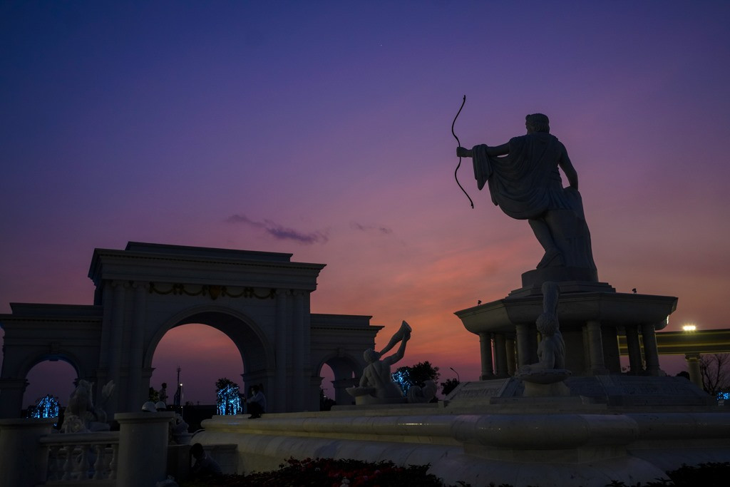 VinUni sẽ bắt đầu tuyển 300 sinh viên khoá đầu tiên vào năm 2020 cho 3 nhóm ngành chính: Kinh doanh Quản trị, Kỹ thuật và khoa học máy tính, Khoa học sức khỏe. Mức chi phí đào tạo được công bố là 35.000 USD/năm (khoảng 812 triệu) cho hệ Đại học và 40.000 USD/năm (928 triệu) cho hệ sau Đại học. 5 niên khóa đầu tiên, tất cả sinh viên sẽ được VinUni hỗ trợ 35% chi phí học tập.