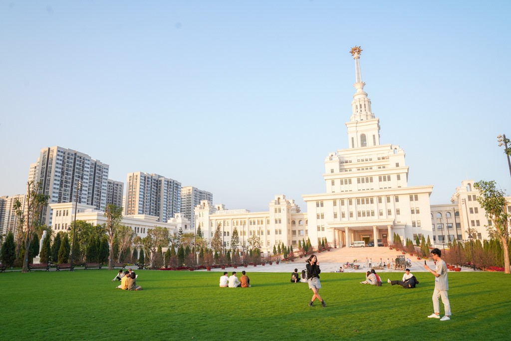 Không chỉ đẹp mê đắm lòng người, VinUni còn chú trọng xây dựng hệ thống chương trình học hướng tới mục tiêu lọt Top 50 trường đại học hàng đầu thế giới. Hiện tại, trường đang hợp tác với hai trường Đại học tinh hoa hàng đầu thế giới là Đại học Cornell và Đại học Pennsylvania, cả hai đều thuộc nhóm Ivy League (Mỹ), thuộc Top 20 Đại học hàng đầu thế giới.