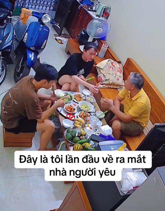 Chàng trai ngồi cạnh bấm điện thoại, im lặng nghe bạn gái mình cùng bố tâm sự trên trời dưới biển.