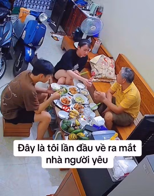 Chàng trai ngồi cạnh bấm điện thoại, im lặng nghe bạn gái mình cùng bố tâm sự trên trời dưới biển.