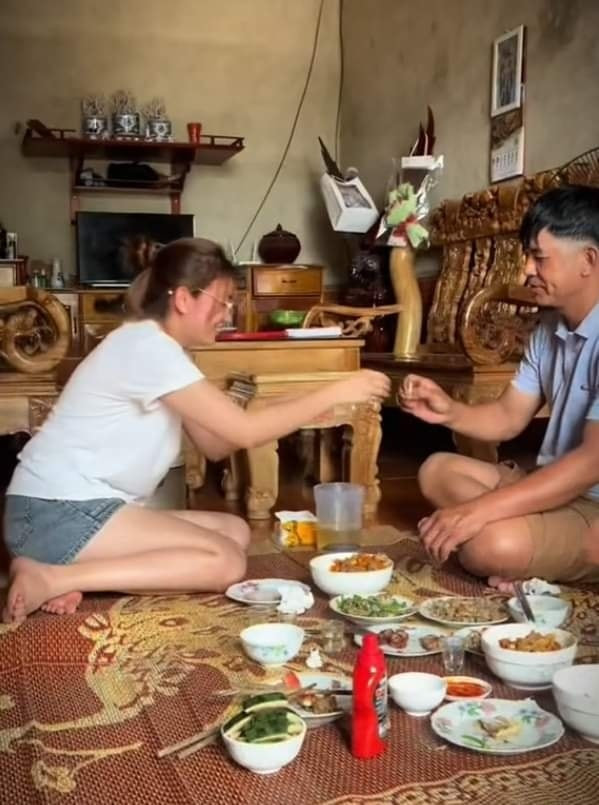 Cô gái cũng rất chủ động trong cuộc vui trên bàn nhậu, còn ông bố thì cười tươi rói.