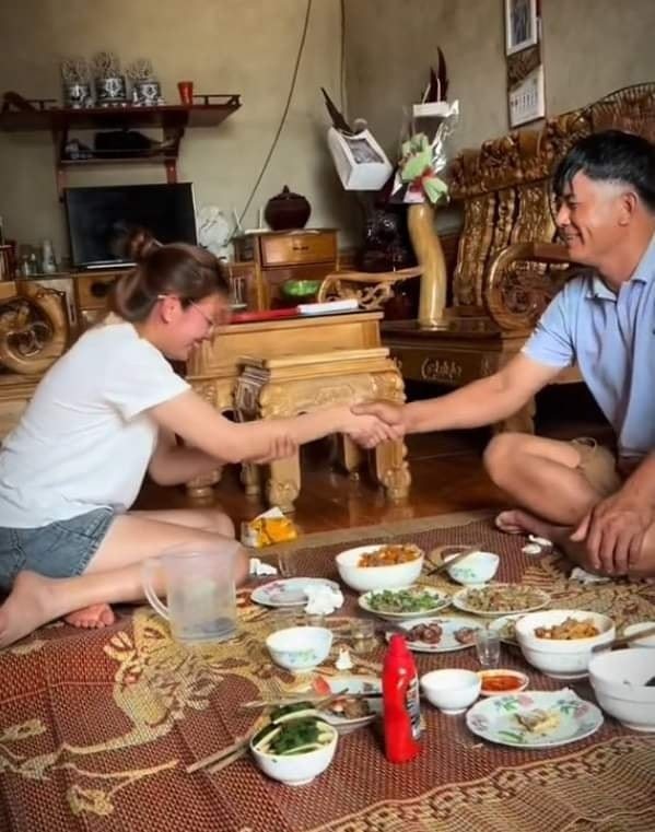 Nhiều người đã bình luận: "Có con dâu thế này thì mỗi lần về nhà bố không lo thiếu bạn nhậu rồi", "ông bố cười tít có vẻ duyệt cô con dâu này lắm rồi nhé".